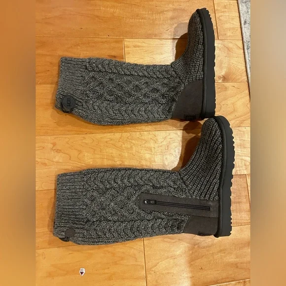 UGG Women's Classic Cardi Cabled Knit Gray Boots size 8 New without box - Picture 3 of 7